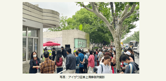 上海市内の大学入試の試験会場前